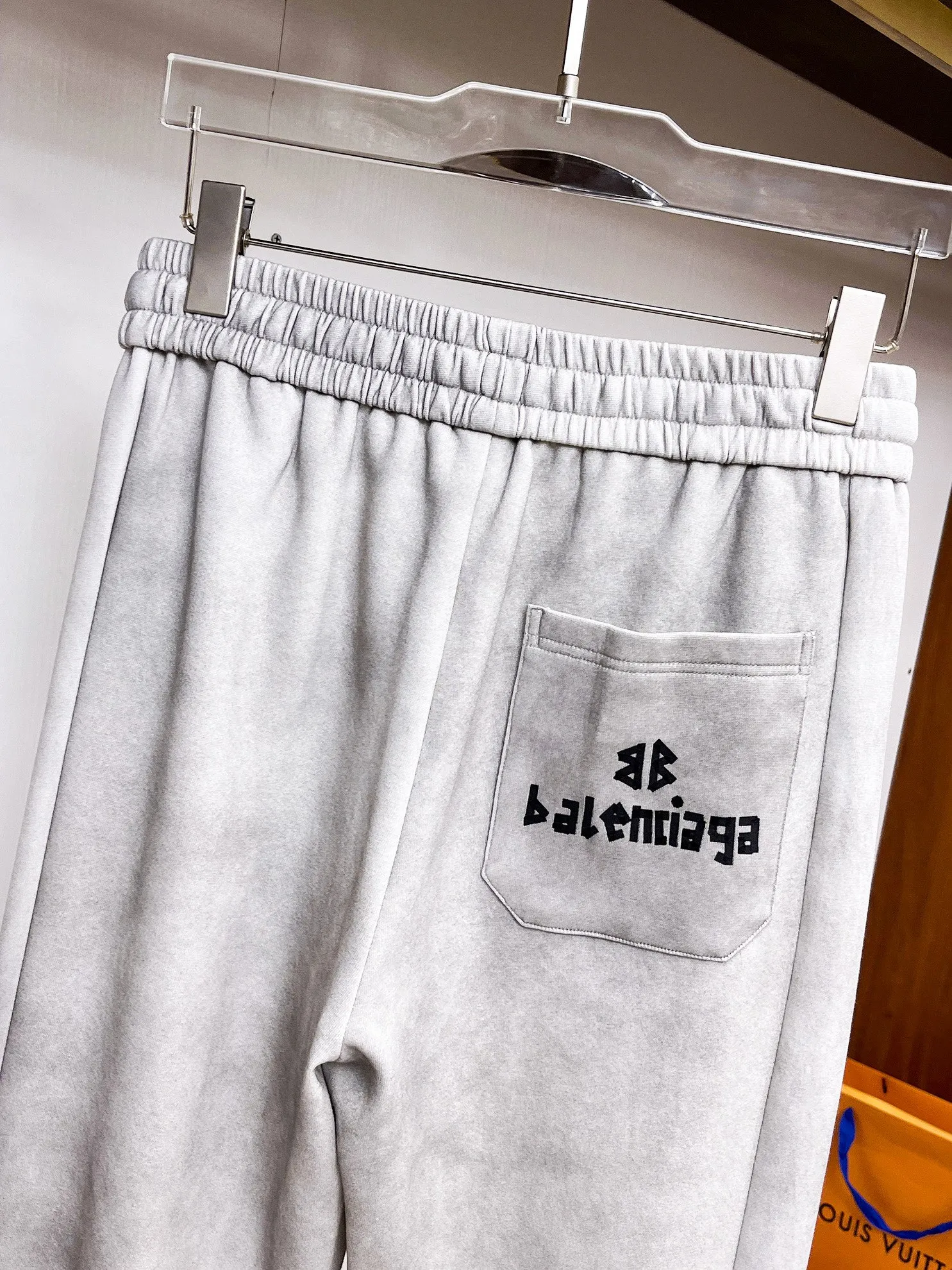 Balenciaga 🆕2026 Autumn and Winter New Arrival Casual Pants! The official website will be released simultaneously. Brand Classic LOGO casual pants, customized fabrics, excellent comfort and strong touch. Highly recognisable, perfect appearance and craftsmanship. Size:M-3XL